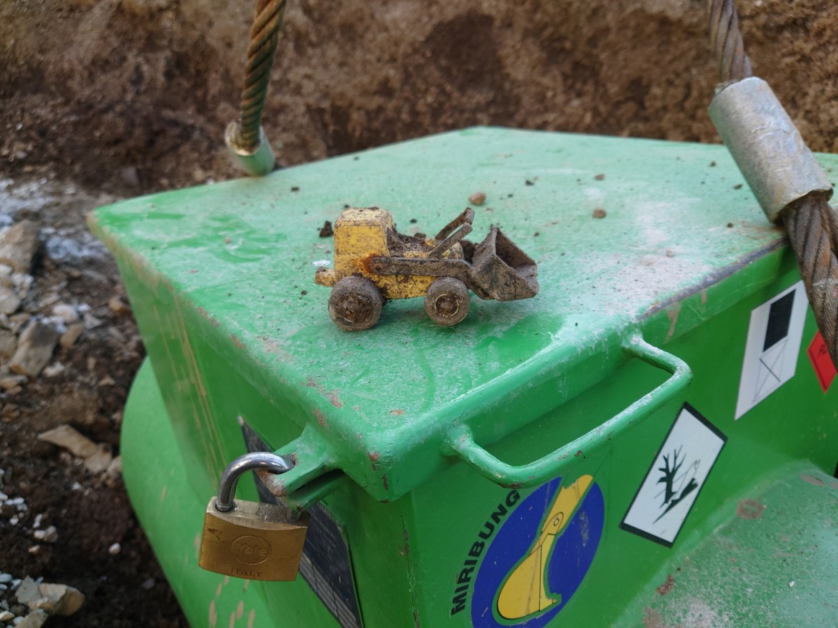 Tesori nascosti sotto terra: il ritrovamento di un piccolo carico di&nbsp;ricordi